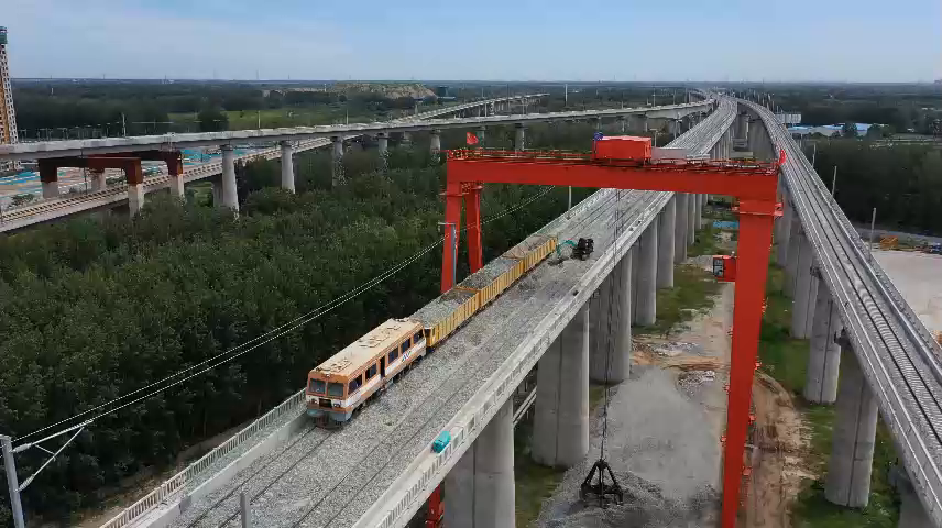 郑济铁路郑州段有砟轨道铺设中